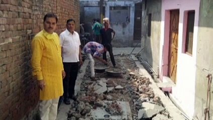 खराब सड़क का किया जा रहा नवीनीकरण