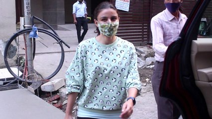 Soha Ali Khan Spotted at Khar; Watch Video |FilmiBeat