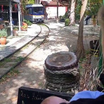 Μπουρδούμης – Δροσάκη: Το πρώτο ταξίδι με τρένο με τον γιο τους