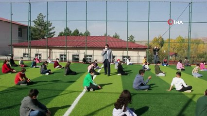 Öğrencilere halı sahada Peygamber Efendimizin çocuk sevgisi anlatıldı