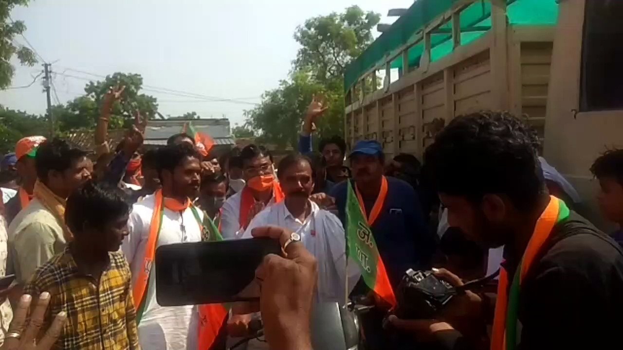 मंत्री कमल पटेल का अलग अंदाज, नारायण पटेल के समर्थन में मोटरसाइकिल पर निकले जनसंपर्क करने