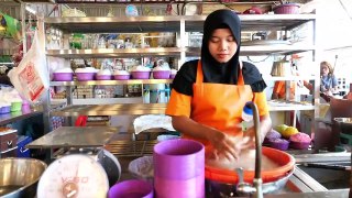 Thai Food - MAKING RAINBOW NOODLES Shrimp Curry Bangkok Seafood Thailand