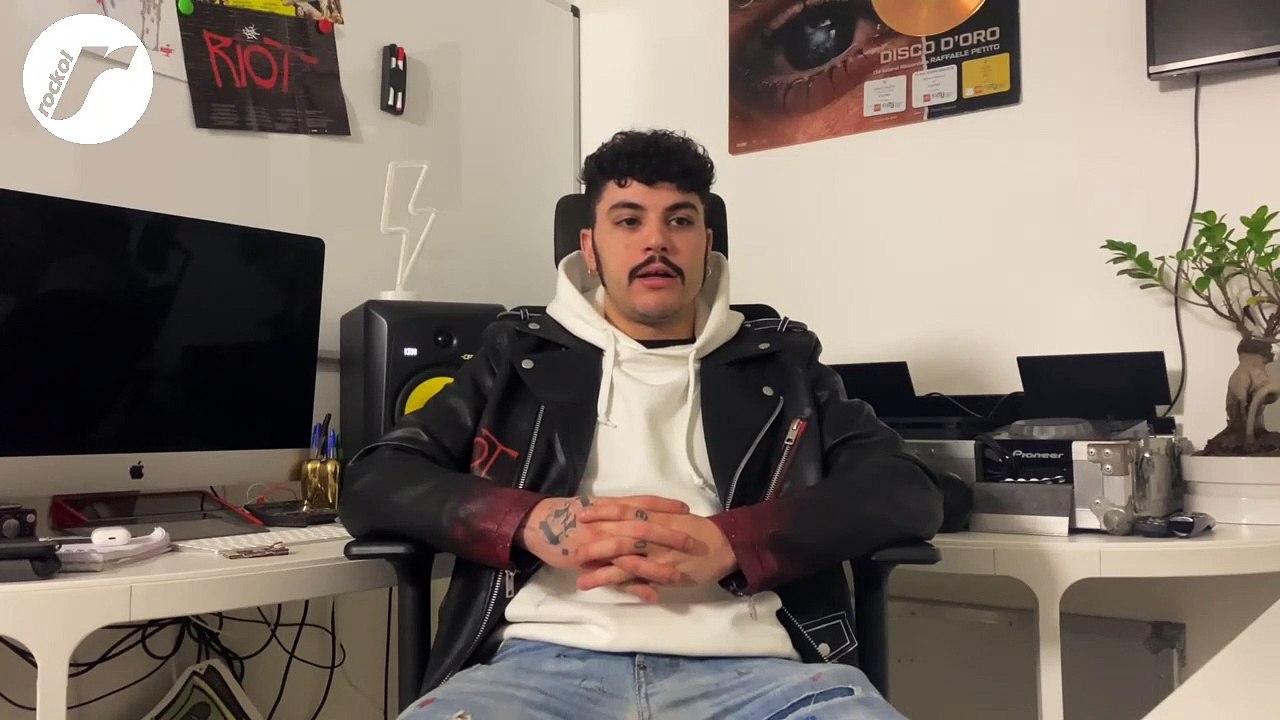 Izi racconta a Rockol le figure ribelli che hanno ispirato "Riot". L'intervista.