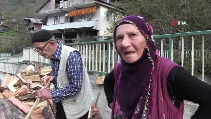 Yaşlı çift sırt sırta verip kışa hazırlanıyor