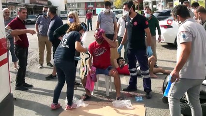 Anne, ağır yaralanan oğlunun elini biran bırakmadı