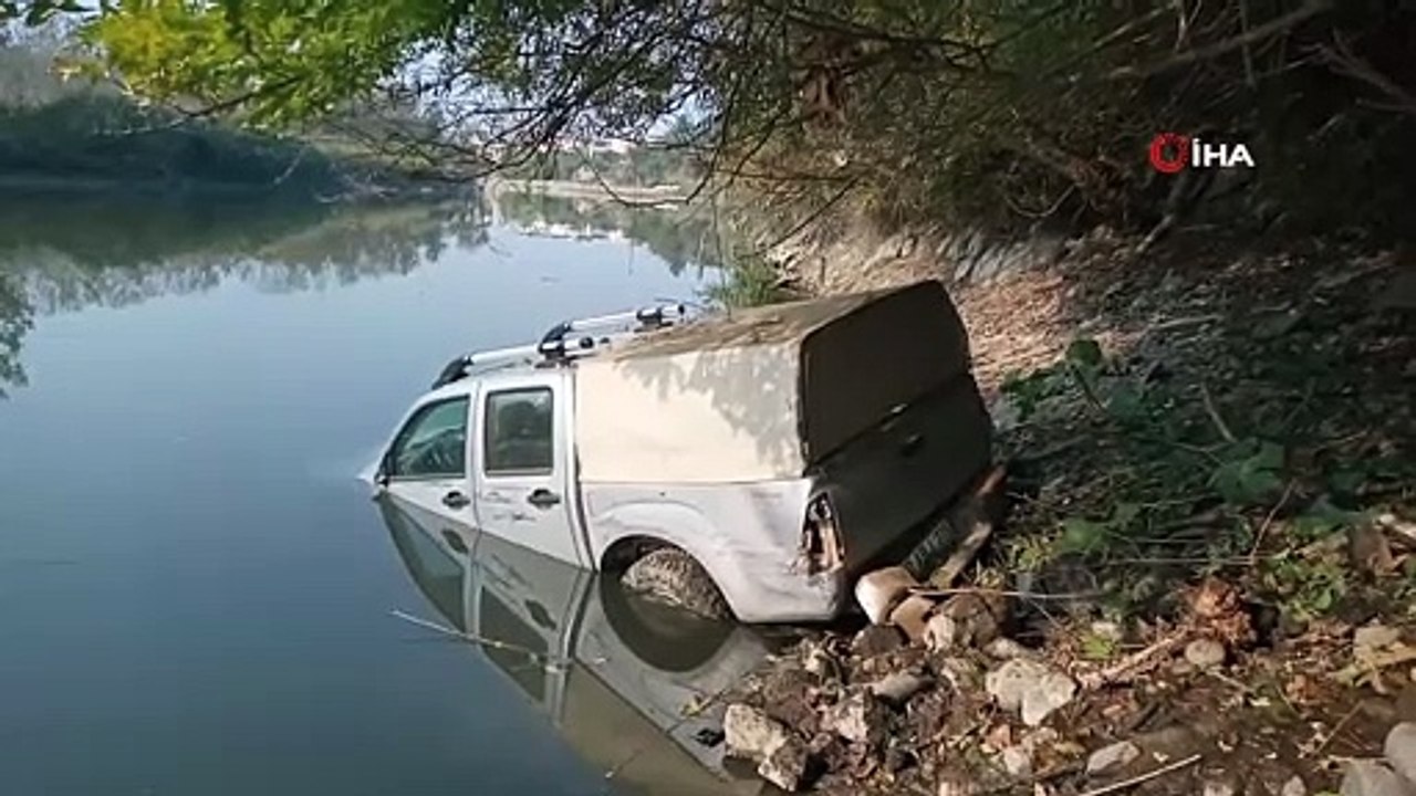 Yaşlı adam aracıyla dereye uçtu