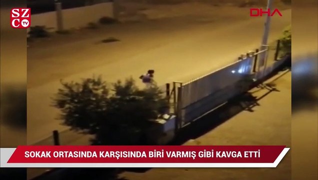 Sokak ortasında, karşısında biri varmış gibi kavga etti