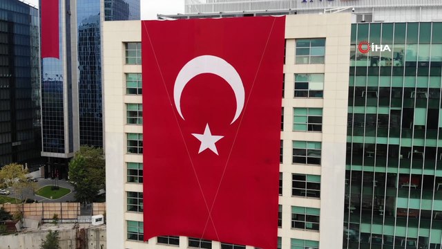 Maslak’ta gökdelenlere dev Türk bayrakları asıldı