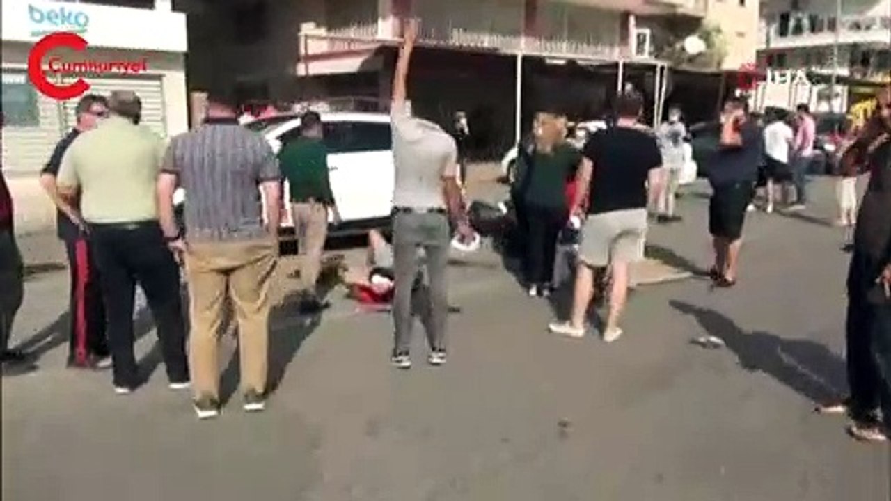 Anne, ağır yaralanan oğlunun elini bir an bırakmadı