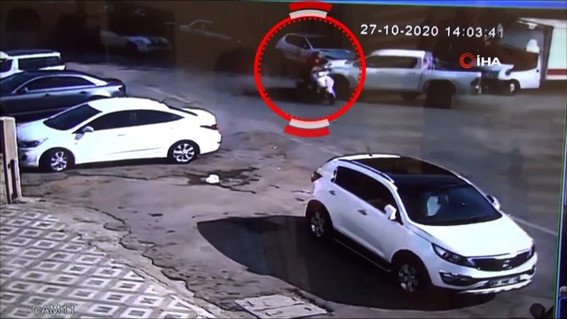 Anne, ağır yaralanan oğlunun elini bir an bırakmadı