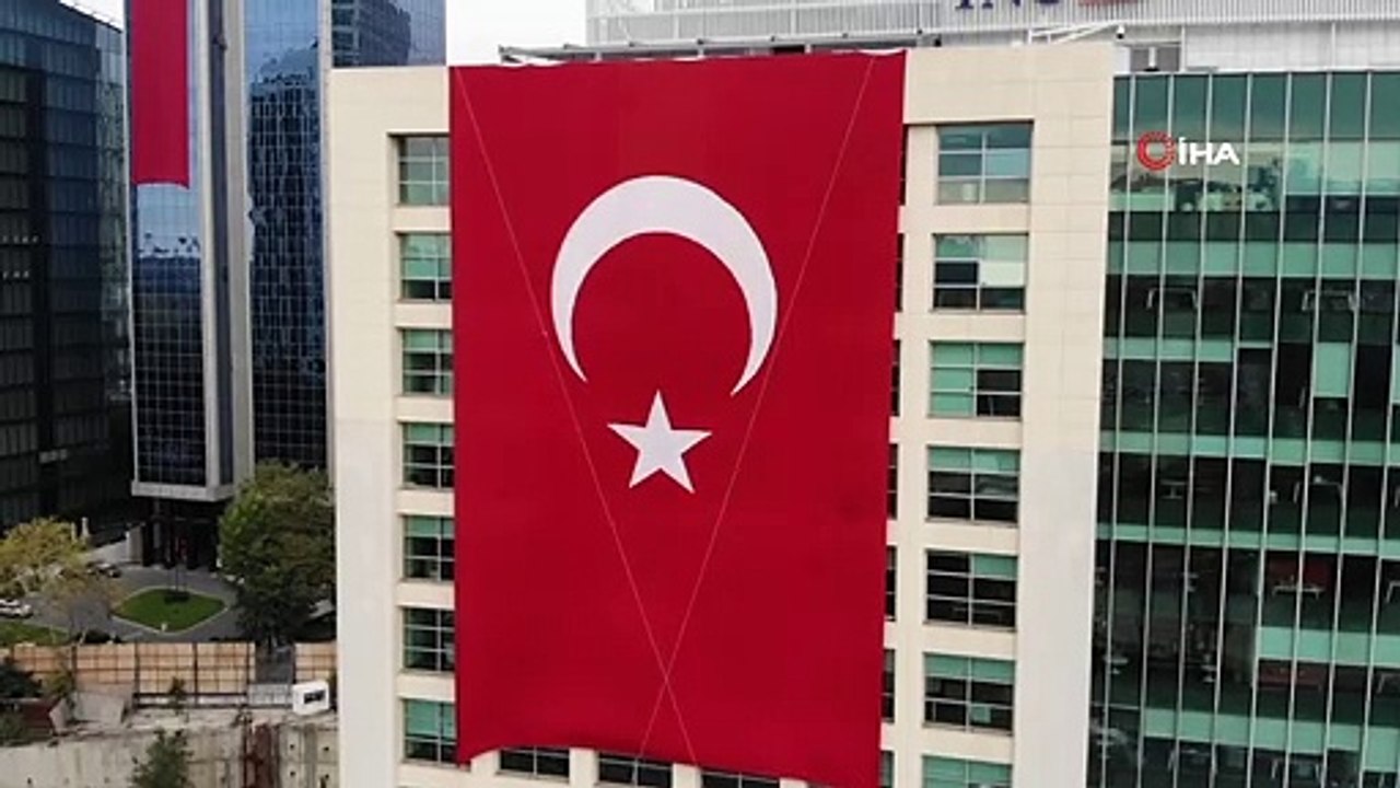 Maslak'ta Gökdelenler Dev Türk Bayrakları ile Donatıldı