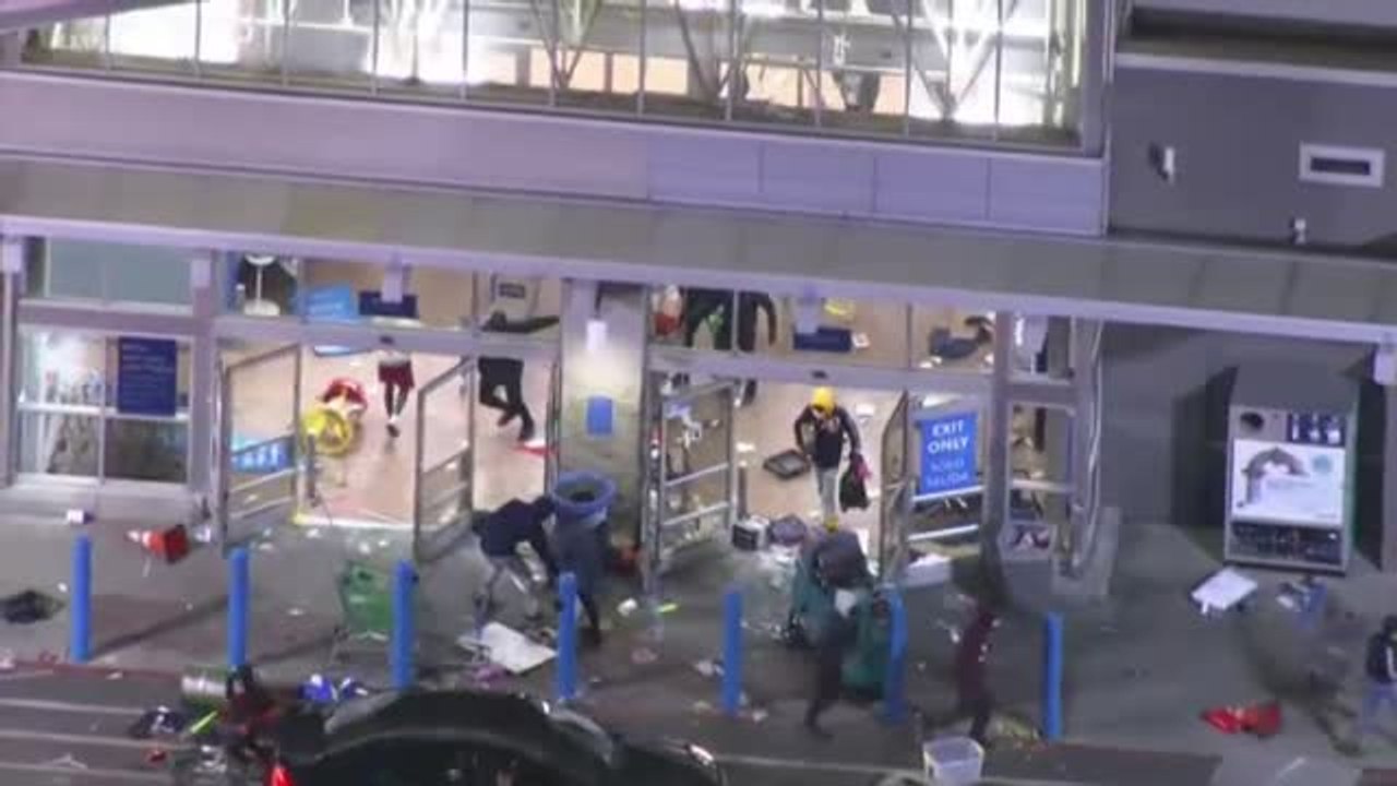 Violencia, saqueos y caos en la segunda noche de protestas antirracistas en Filadelfia