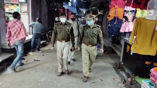 आगामी त्योहारों को देखते हुए भरथना पुलिस ने कस्बे में किया पैदल मार्च