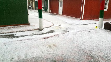 Con balde en mano, habitantes de Engativá tuvieron que sacar granizo de sus casas