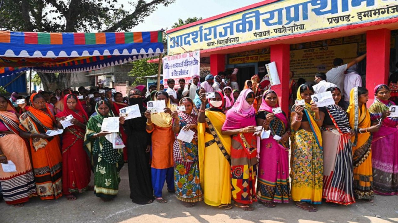 Bihar: People defy social distancing at polling...