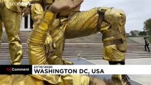 Estatuas vivientes pintan a Trump como una 