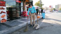 Bulduğu parayı sahibine ulaştıran temizlik işçisi ödüllendirildi