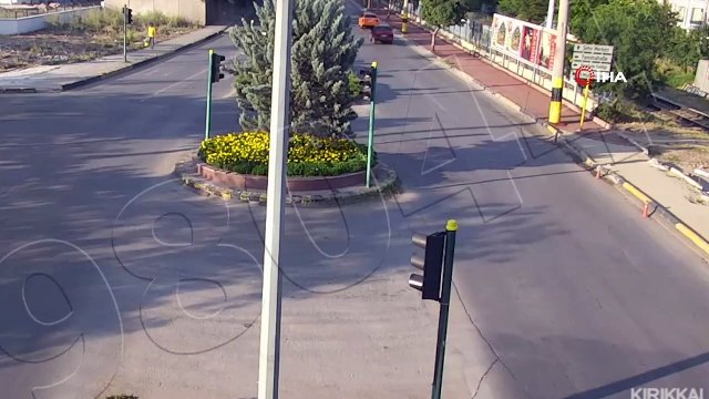 Trafik ışıklarının çalışmadığı kavşaktaki iki otomobilin çarpışma anı kamerada