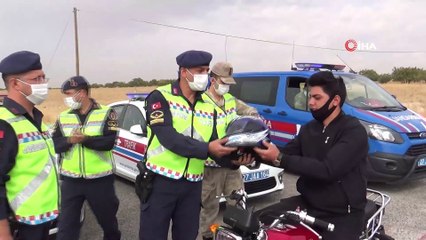 Dakikalar önce uyarıldı hediye edilen kaskı başına değil koluna taktı