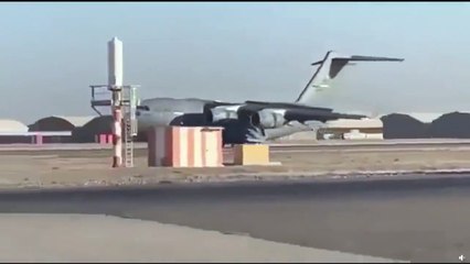 لحظة هبوط مثيرة للإعجاب لطائرة رغم تعطل عجلاتها الأمامية