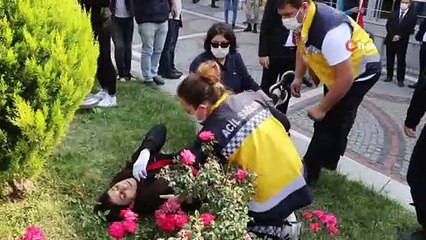 Liseli genç kız bir anda yere yığıldı