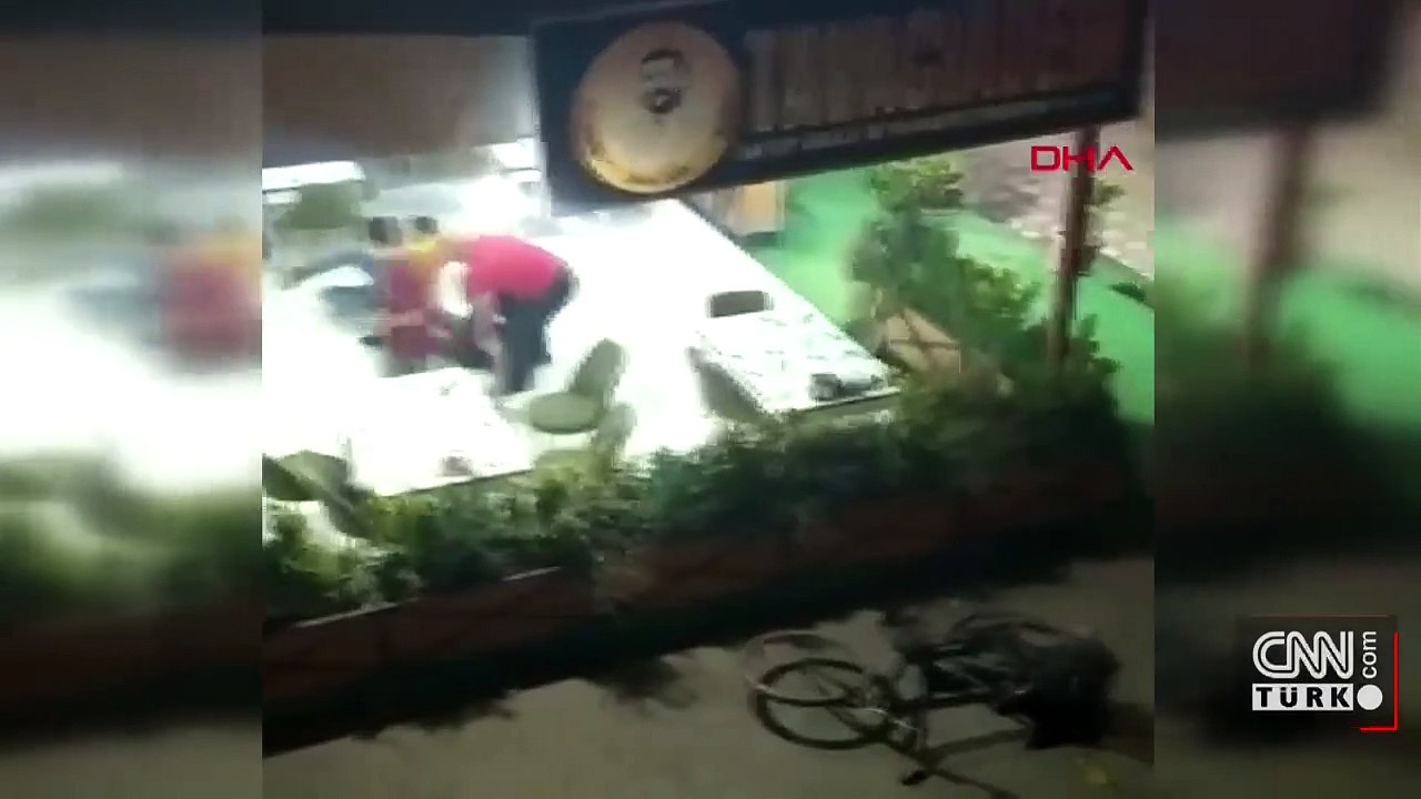 Boşanmak istemeyen kadın, kocası ve akrabaları tarafından dövüldü | Video