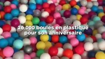 Il remplit son salon de 26 000 boules en plastique pour l'anniversaire de sa fille