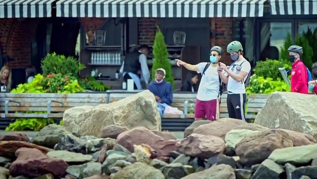 Un bureau flottant sur l'East River à New York respectant la distanciation sociale