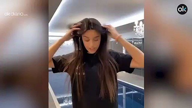 Marta Díaz graba un Tik Tok y acaba en la piscina con Reguilón