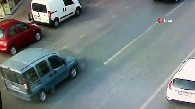 Yolun karşısına geçmek isteyen yayaya otomobil çarptı... Çarpma anı kamerada