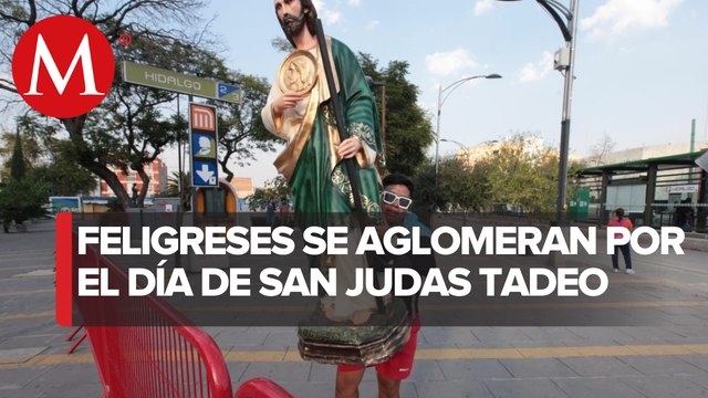 Sin sana distancia, fieles de San Judas hacen largas filas para entrar a iglesia de San Hipólito