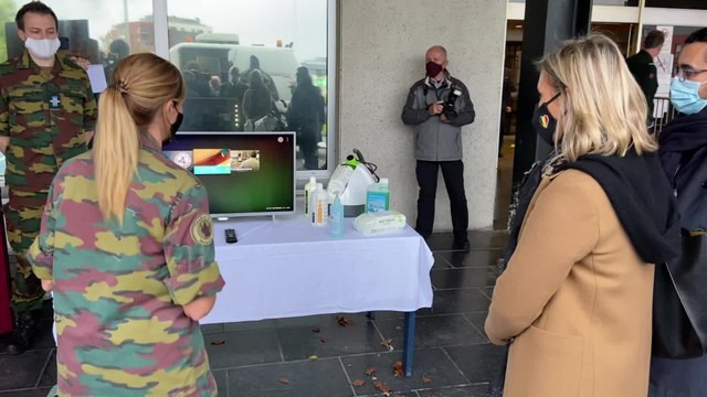 La Ministre Ludivine Dedonder En Visite A L Hopital Militaire De Neder Over Heembeek Video Dailymotion