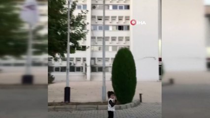 Elazığ'da 2,5 yaşındaki Mila’nın duygulandıran bayrak sevgisi