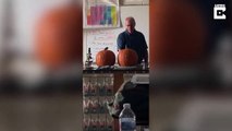 Ce prof sait comment fêter Halloween... Expérience incroyable