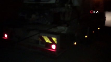 Süratli otomobil 2 elektrik direğini bükerek durabildi