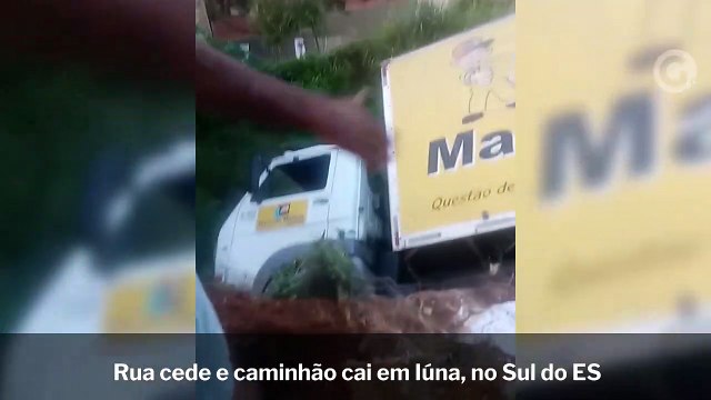 Rua cede e caminhão cai em Iúna, no Sul do ES