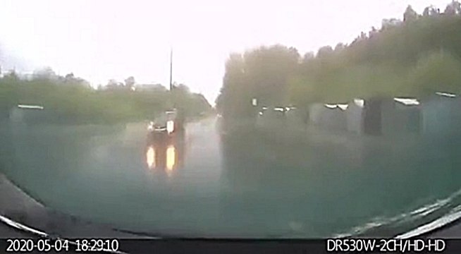 Un enfant de 10 ans prend la voiture de ses parents et emmène sa petite sœur