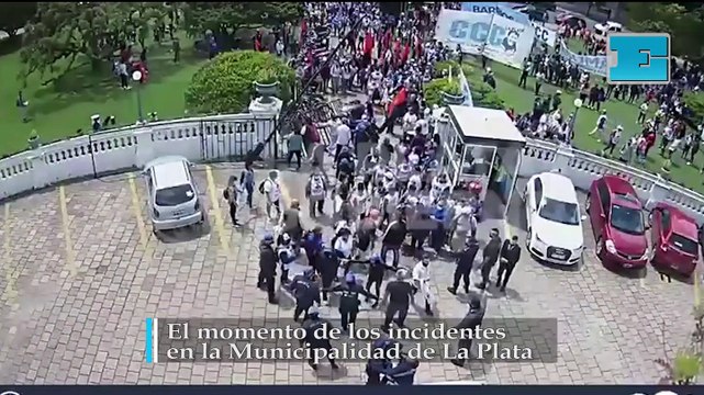 El momento de los incidentes en la Municipalidad de La Plata