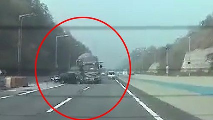 [영상] 단순 추돌 사고인줄 알았는데...고속도로 멈춰 선 승용차 / YTN