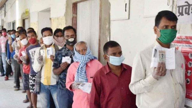 Bihar Election: Crowd at voting centers during corona