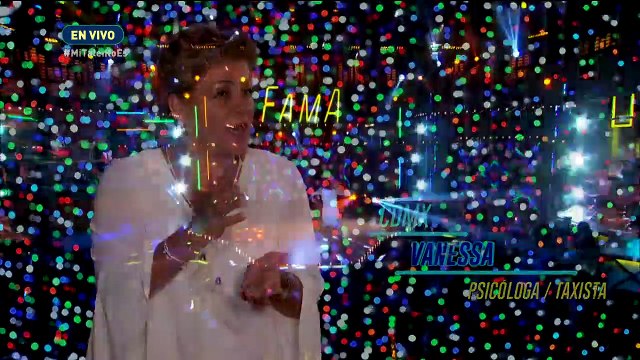 Roger González acompaña a los cantantes para escuchar la retroalimentación. | Todos Quieren Fama