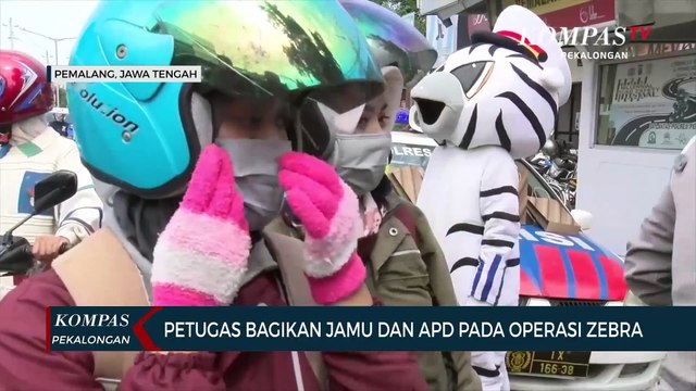 Satlantas Polres Pemalang Bagikan Jamu dan APD saat Operasi Zebra