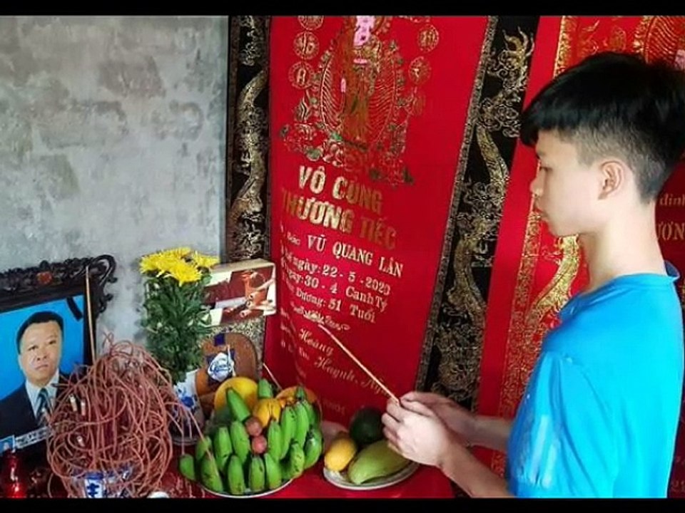 Cha mẹ lần lượt qua đời, nam sinh lớp 10 nuôi 2 em thơ