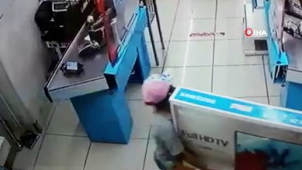 Boylarından büyük hırsızlık...Zincir markete giren çocuklar, boyları kadar televizyonu böyle çaldı