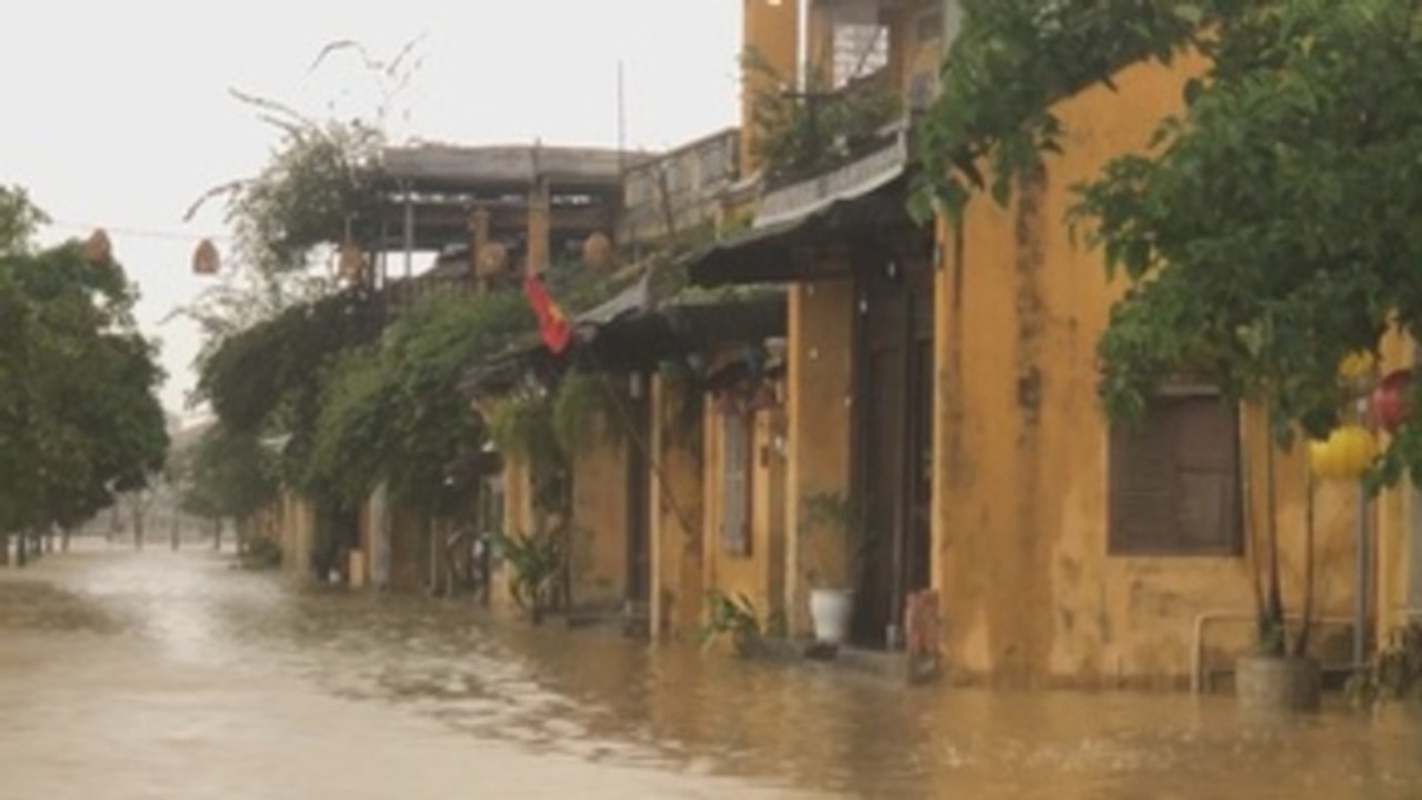 Al menos 10 muertos y decenas de desaparecidos por el tifón Molave en Vietnam