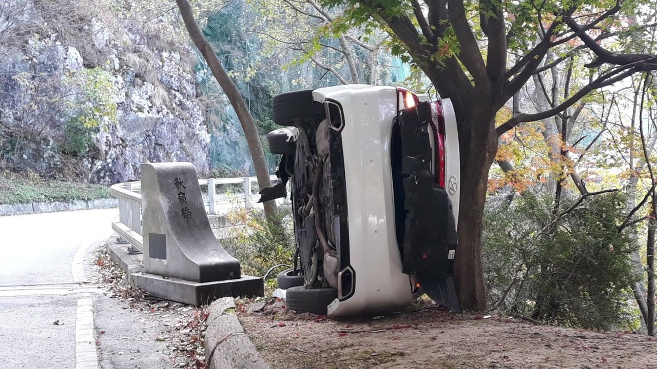 정읍 내장산 고갯길서 차량 전도...나무에 걸려 추락 면해 / YTN