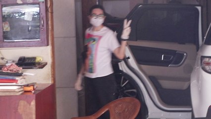 Karishma Kapoor reaches at Kareena Kapoor's House in Bandra |FilmiBeat