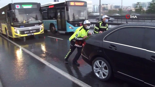 E-5’te Mahsur Kalan Araçları Polis Ekipleri İterek Kurtardı