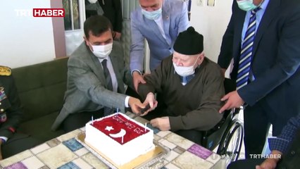 Cumhuriyetle yaşıt olan Mehmet Dede'ye doğum günü sürprizi