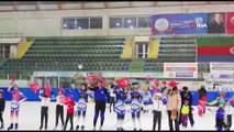 Minik Short Track sporcuları Cumhuriyet’in 97. yılını buz üzerinde dev Türk bayrağı açarak kutladı